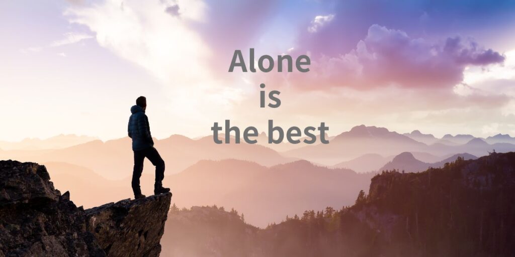 山の山頂に立つ男。

横にテキストメッセージ。

「Alone-is the best」