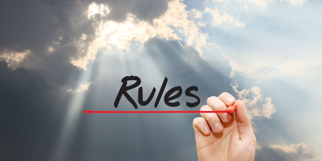 God-rulesイメージ。

空から光が降り注ぎ、誰かの手が

「Rules」

と書いている画像。