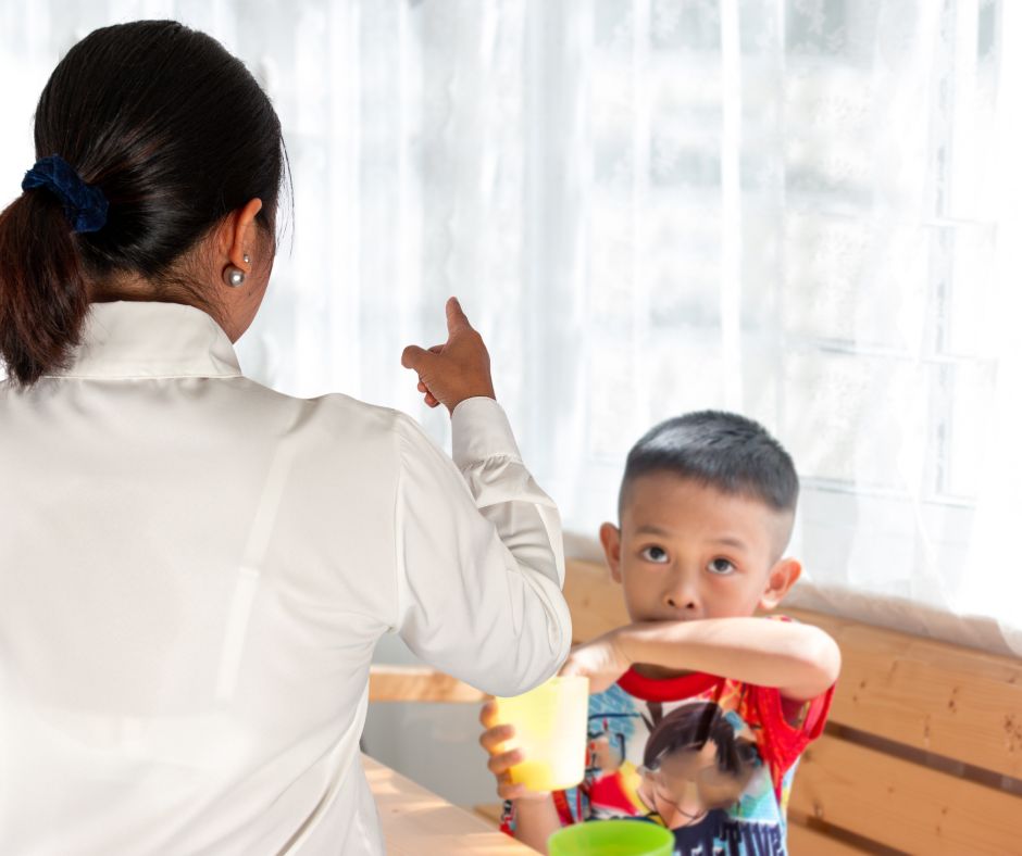 子どもに意見を押し付ける教育ママの画像。