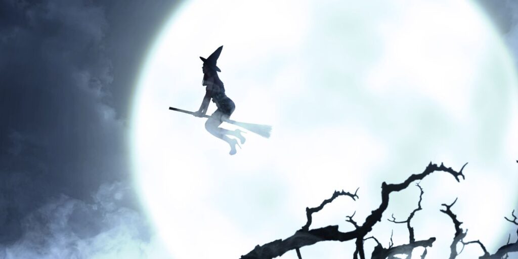 A witch riding a broomstick and flying through the sky

シルエット画像。