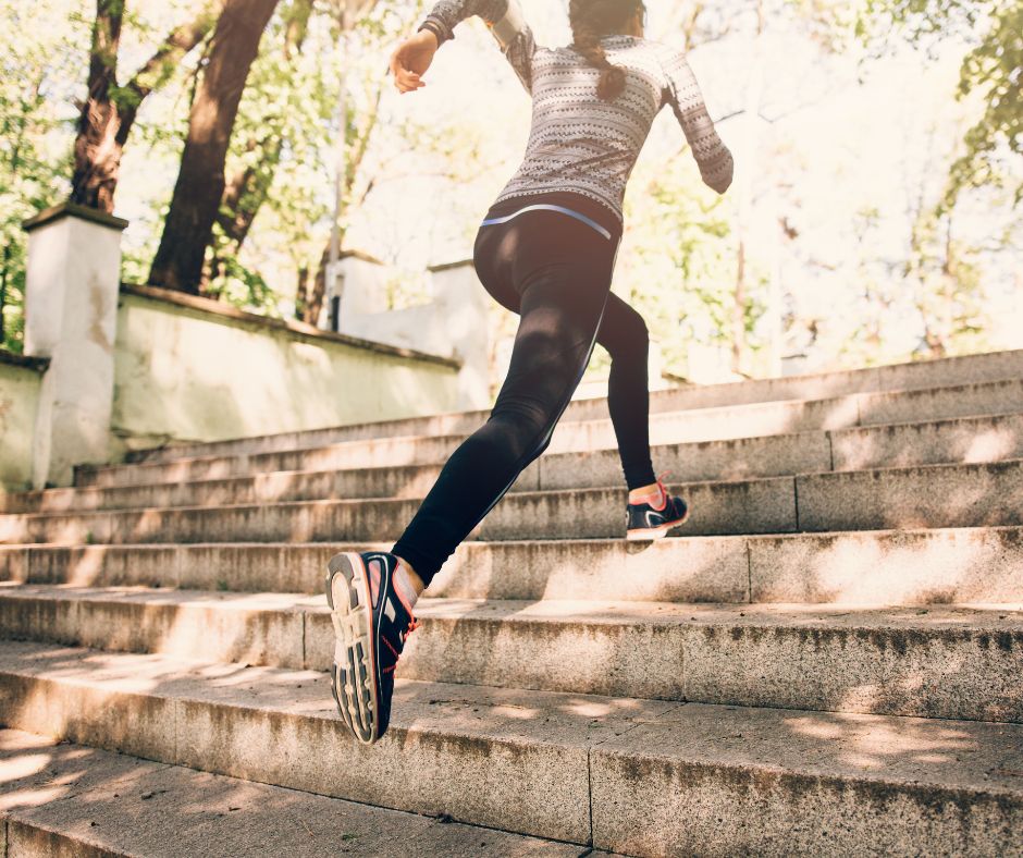 階段を駆け上がる細身の

Running-woman