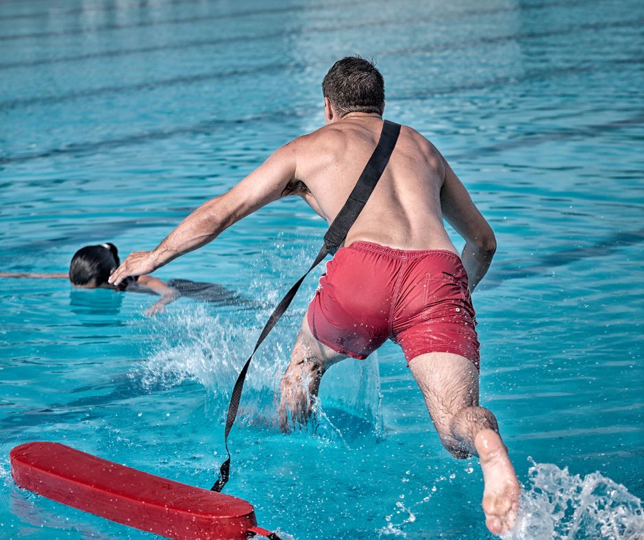 lifeguard

溺れている人を助けるため、プールに飛び込むlifeguardの画像。