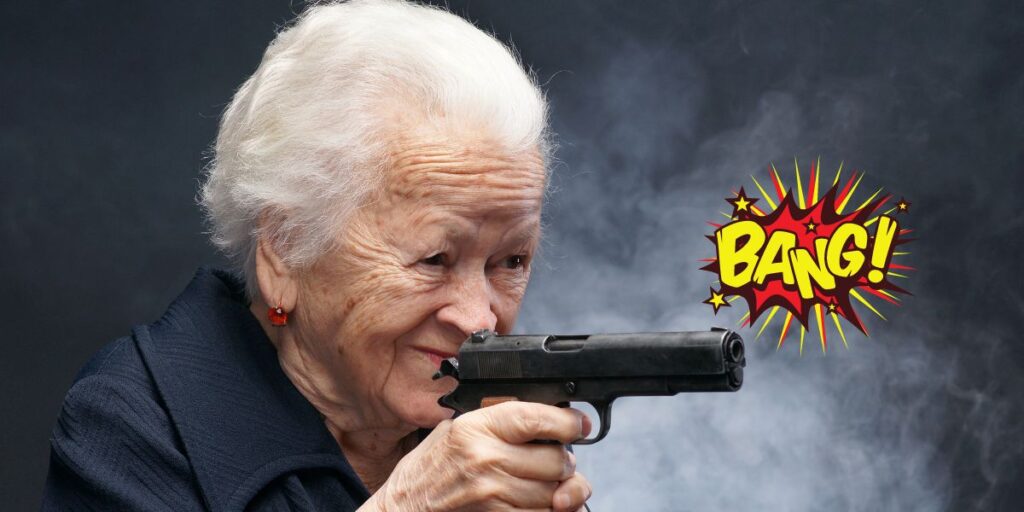 OLD WOMANが、ピストルを構え、笑いながら　BANG と言っている画像。