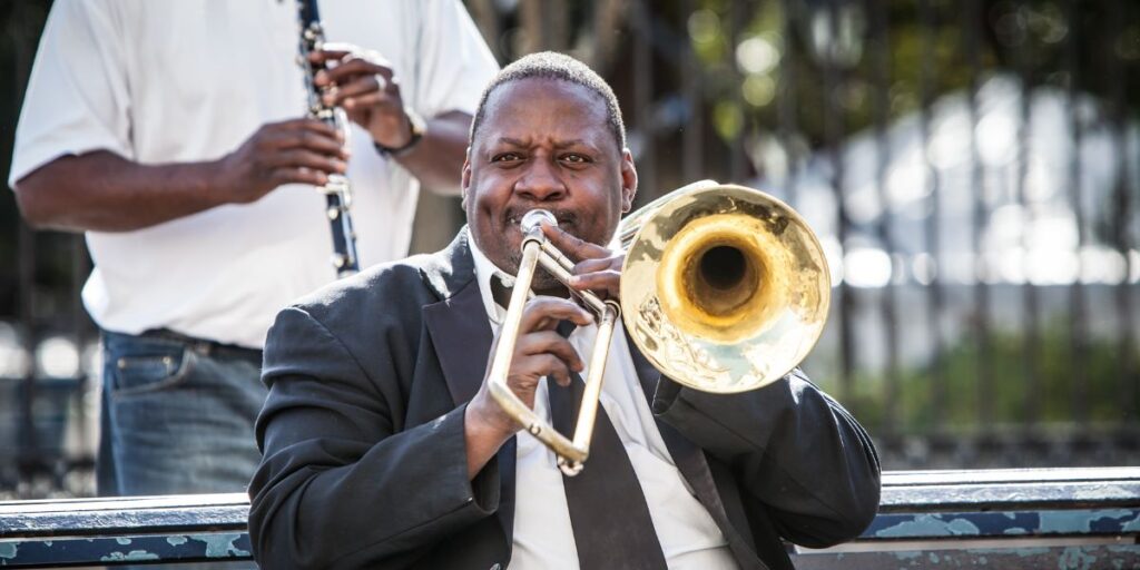 street-musician-horn

black fat man