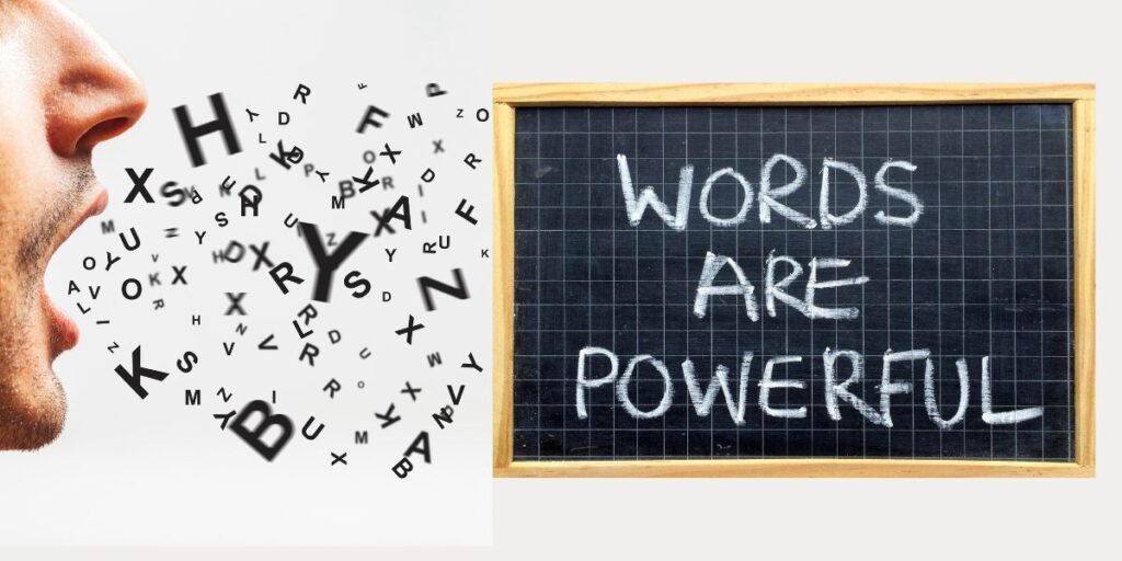 開いた口からアルファベットが溢れ出している画像。 その横の黒板に 「words-are-powerful」 というメッセージが書かれている。