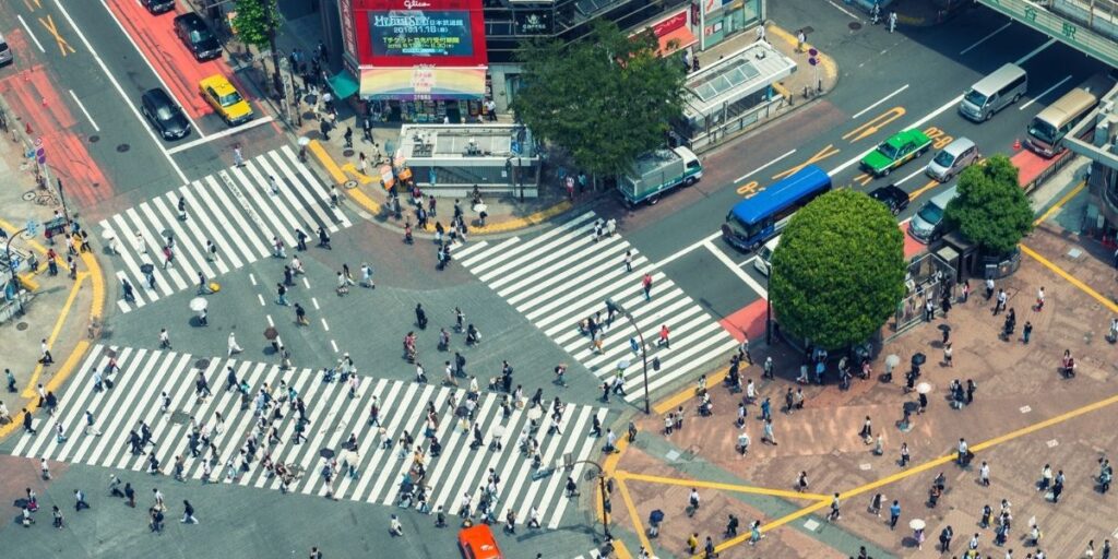 Scramble-crossing-1

渋谷のスクランブル交差点を上から撮影した写真。