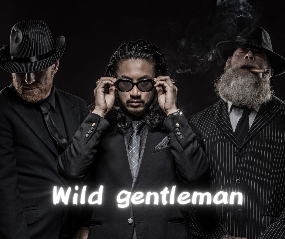 wild gentleman

黒づくめのヤクザ風の３人組の画像。