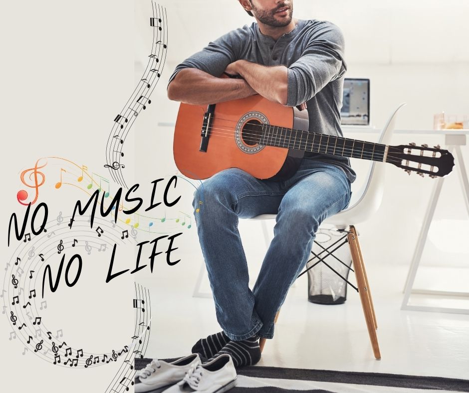 ギターを抱えて座る男

テキストメッセージで
「No Music  No Life」

と書かれている。